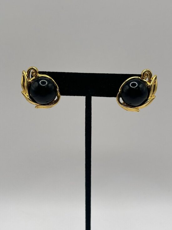 Trifari Jewelry - Vintage Trifari Black Cabochon Gold Tone Leaf Clip On Earrings Christmas Gift